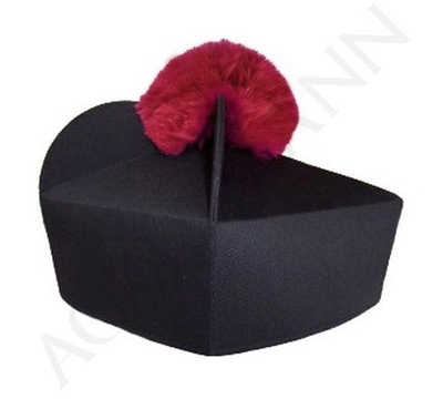 Schwarzes Birett mit 3 Hörnern