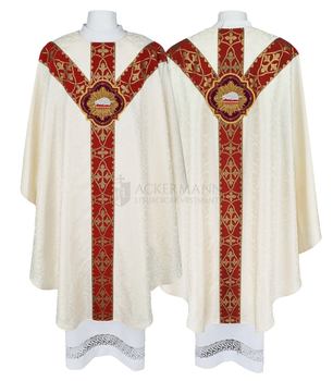 Halbgotische Kasel mit aufgesticktem Lamm Gottes